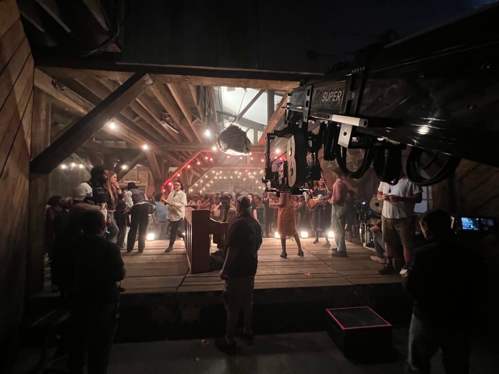 Dietro le quinte di Sinners, il set della segheria con la cinepresa in primo piano