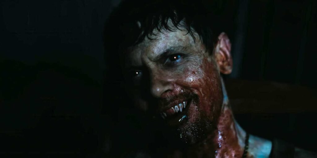 Close-up di un vampiro coperto di sangue nel film Sinners 2025